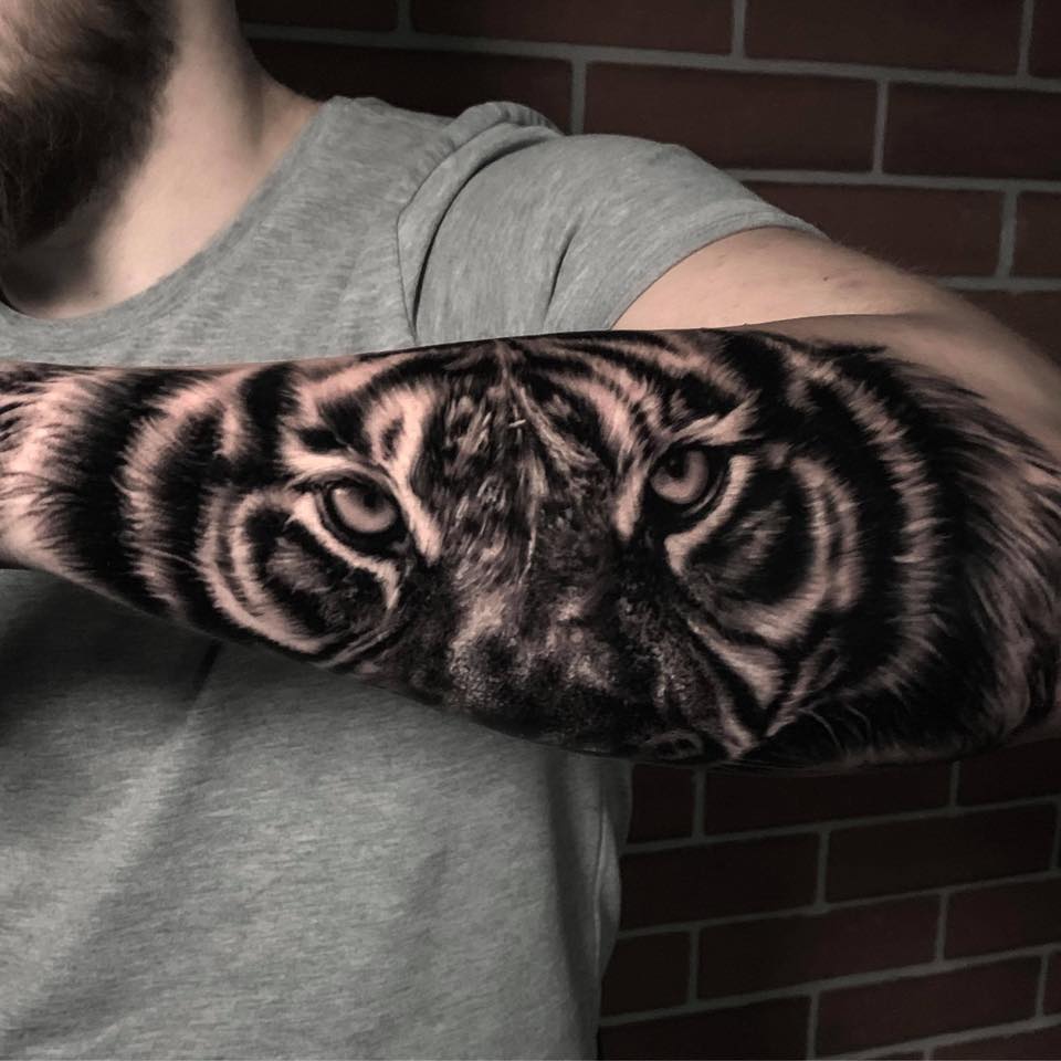 3d-Realistic-Tattoo-Tigerblick-auf-Unterarm3212